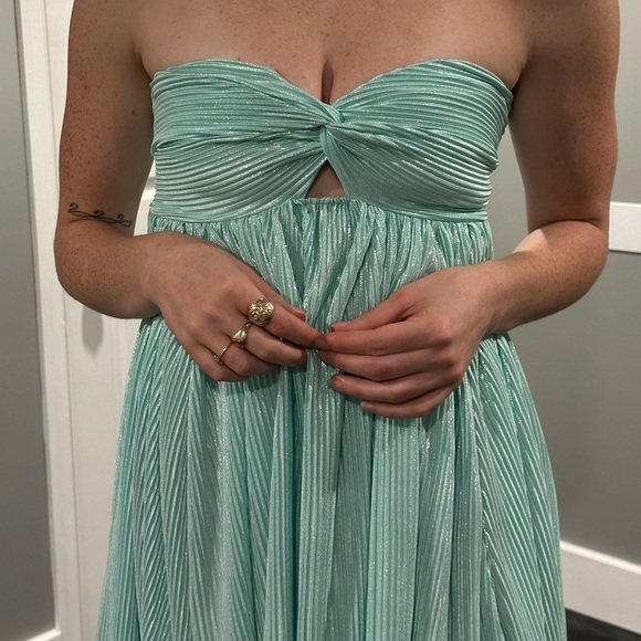 Aritzia, Lucy in the Sky, and Derek Heart Mini Date-Night Dresses. - Picture 2 of 8